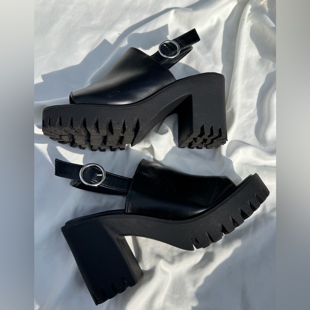 Madden Girl - Black Open Toe Platform Sandals - size 7